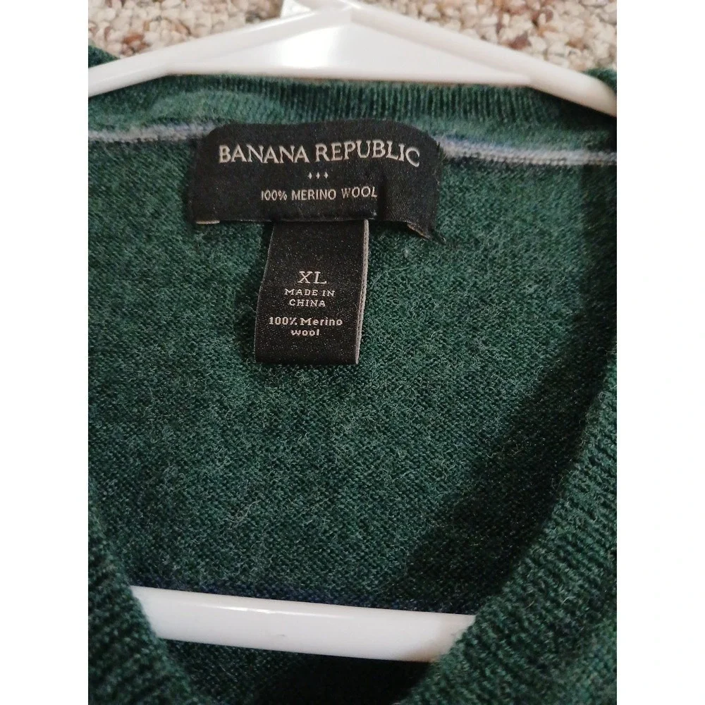 Banana Republic mens XLs  Merino Wool sweater Green  long sleeve Vneck!